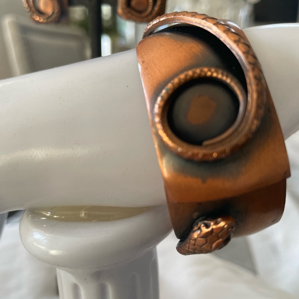 Signed Whiting and Davis vintage copper snake clamper with clip earrings - Picture 4 of 11